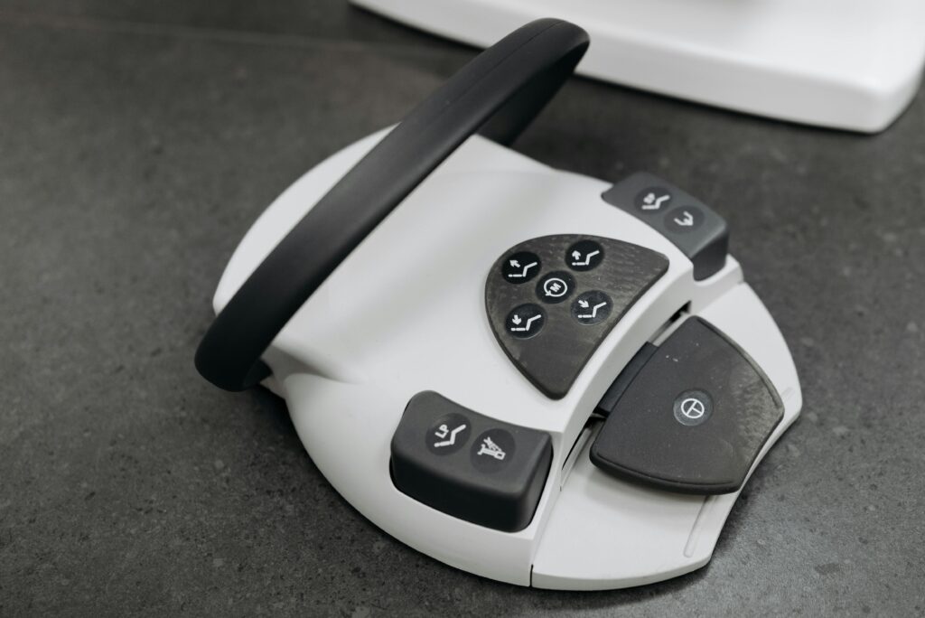 thay pin remote cửa cuốn