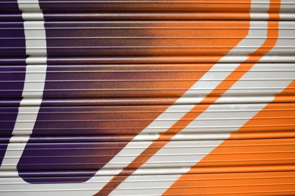 cửa cuốn mở ban đêm